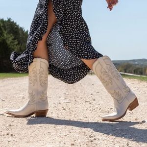 Tecovas Annie boot in bone. Beautiful. Only worn twice.